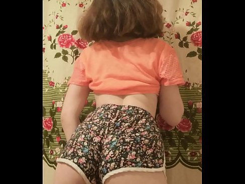 ❤️ Giovane pupa sexy fa uno striptease riprendendo i suoi pantaloncini alla telecamera ️ Video di sessoal it.sexuria-net.ru ️❤