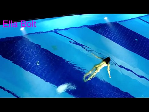 ❤️ Non posso smettere di guardare, giovane bionda catturata nuotare nuda nella piscina del resort ELLA BOLT ️ Video di sessoal it.sexuria-net.ru ️❤
