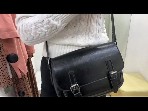 ❤️ Masturbazione pubblica della giovane cagna FeralBerry con un dildo nel camerino ️ Video di sessoal it.sexuria-net.ru ️❤
